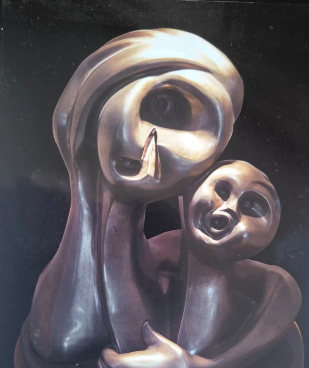חיבוק אוהב — פסל ברונזה של אם וילד, 42×34 ס״מ