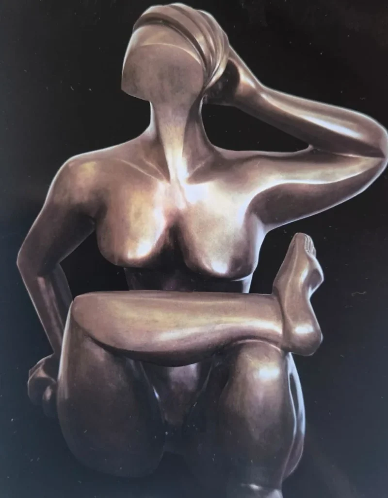 זורמת — פסל ברונזה, 66×38 ס״מ