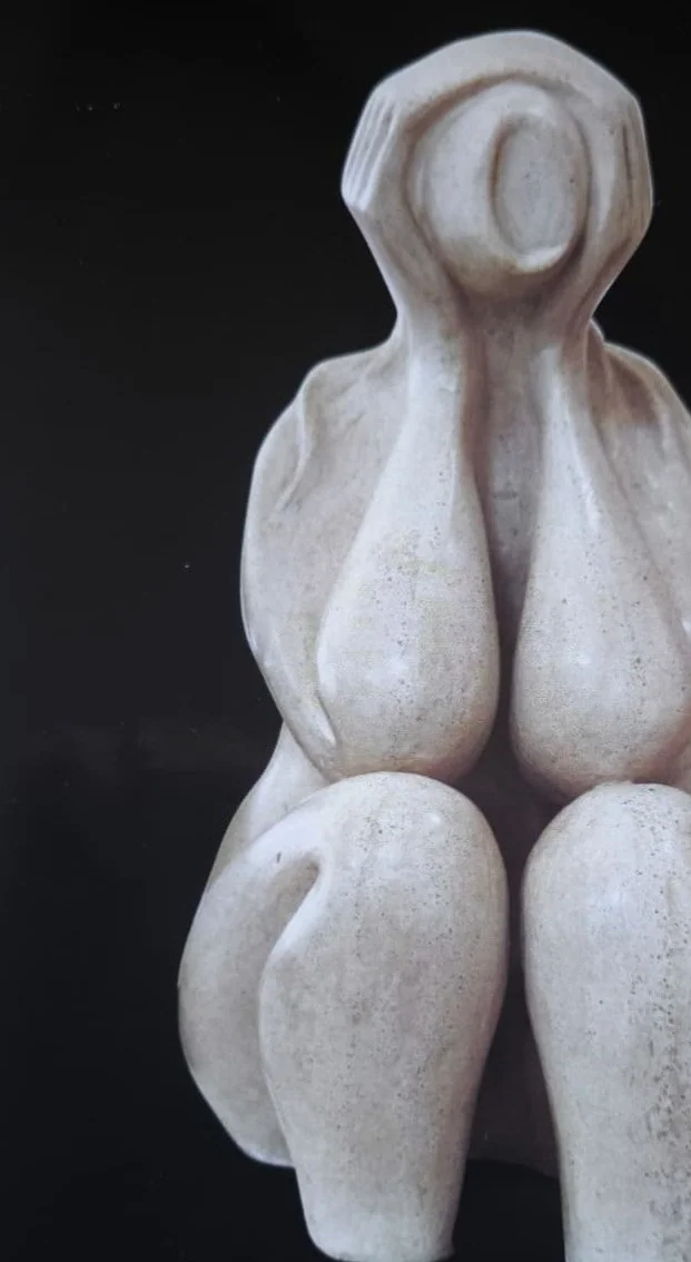 הרהורים — פסל יציקת שיש, 70×45 ס״מ